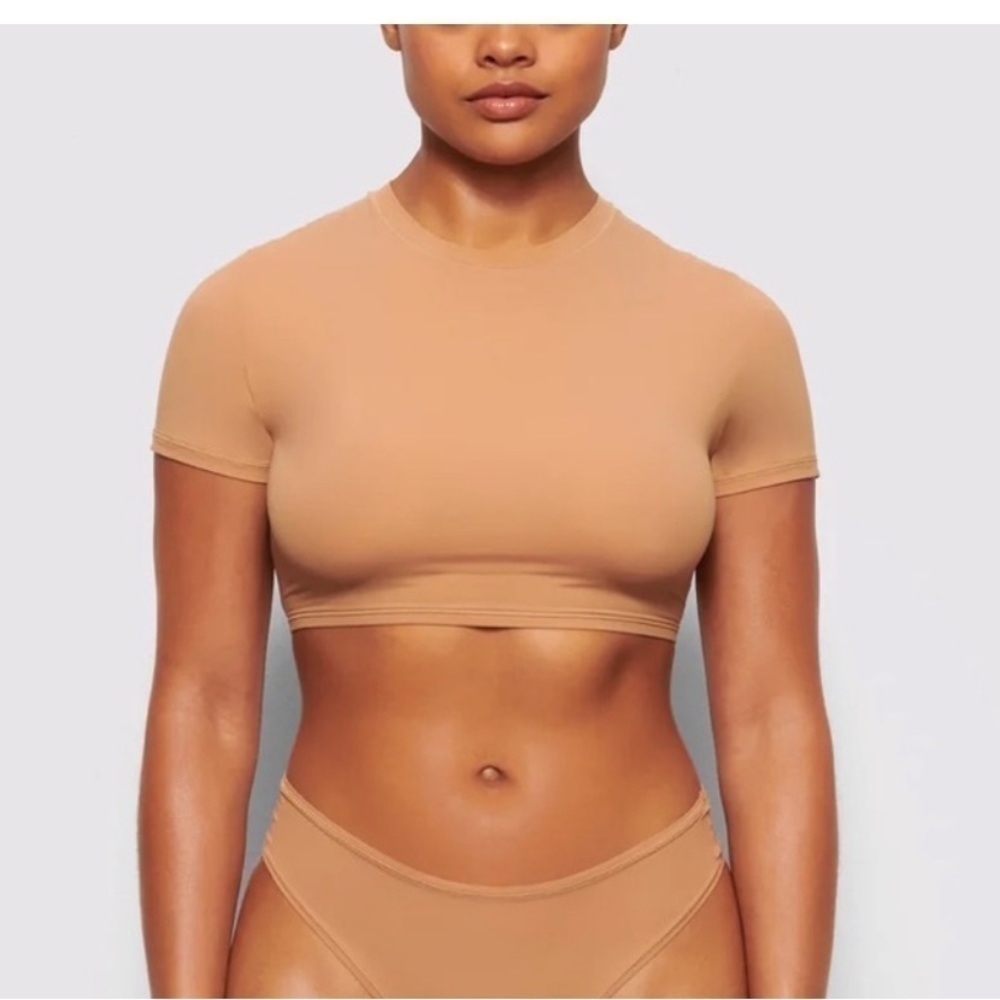 Skims C3 fits everyone super cropped T-shirt SAND NWT 4x - Picture 2 of 5